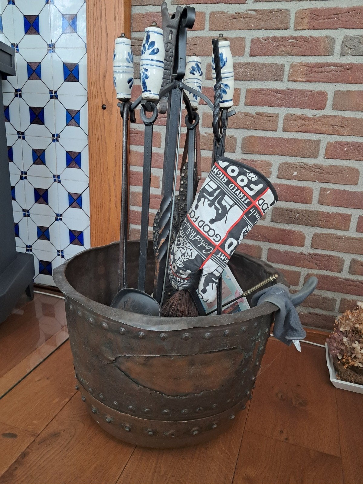 Antieke haardset met kolenkit, Ophalen