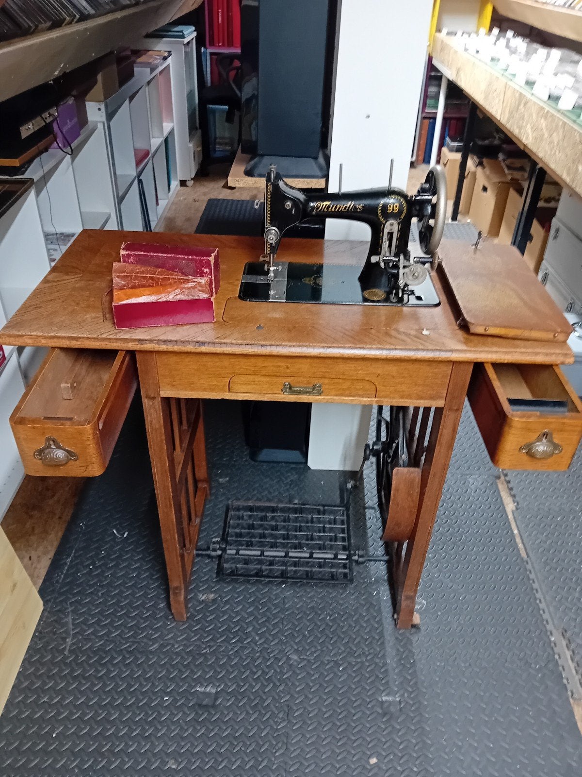 Oude naaimachine meubel, Ophalen