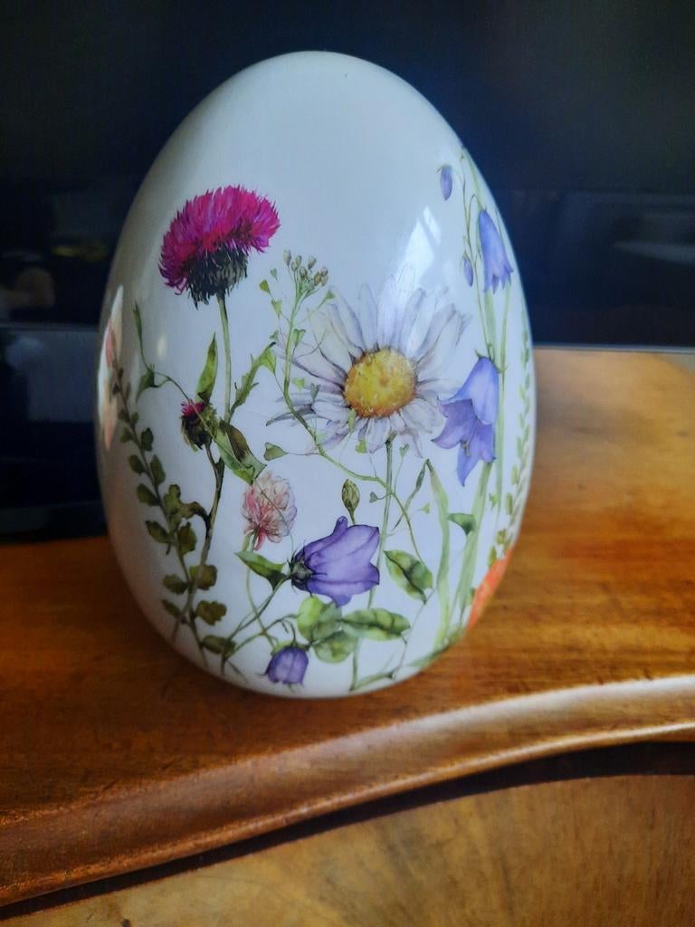 Reuzen ei met veldbloemen - van steen., Diversen, Pasen, Ophalen of Verzenden, Zo goed als nieuw