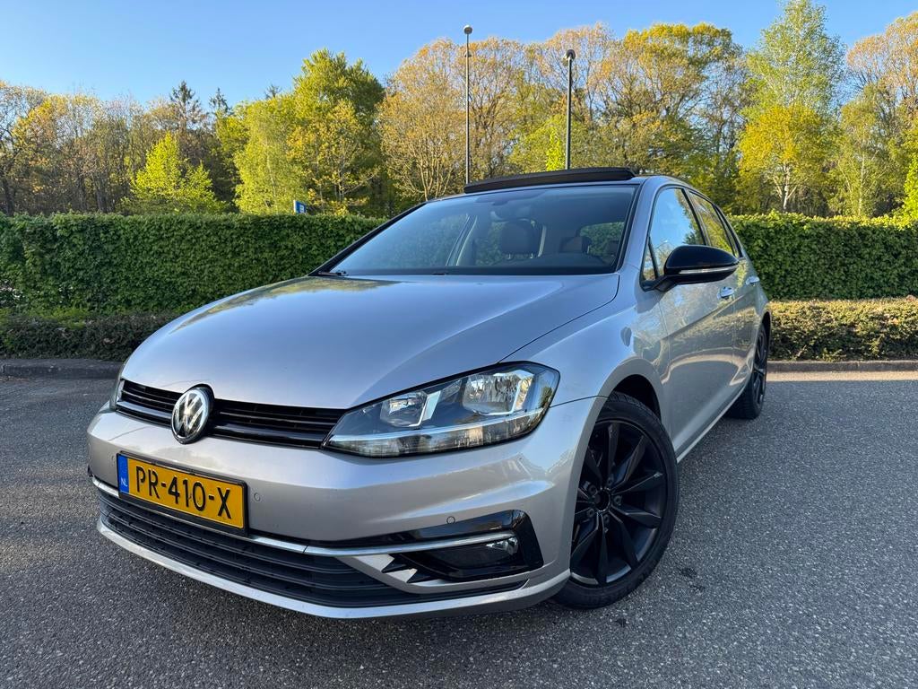 Volkswagen Golf 1.0 TSI 110pk | panoramadak |2e eigenaar|, Auto's, Zwart, 620 kg, USB, Origineel Nederlands