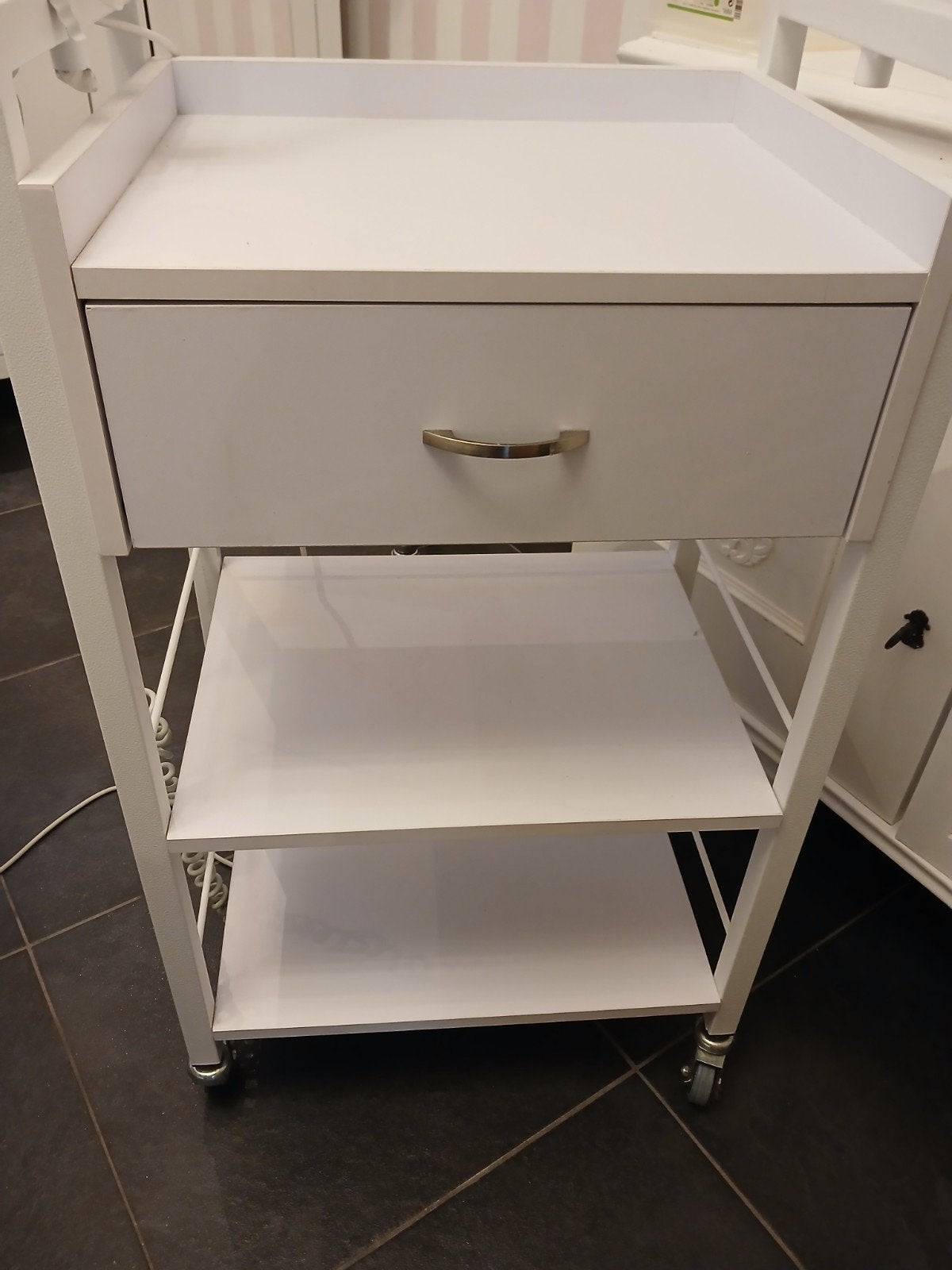 Witte trolley  met lade en planken op wielen, Ophalen, Gebruikt