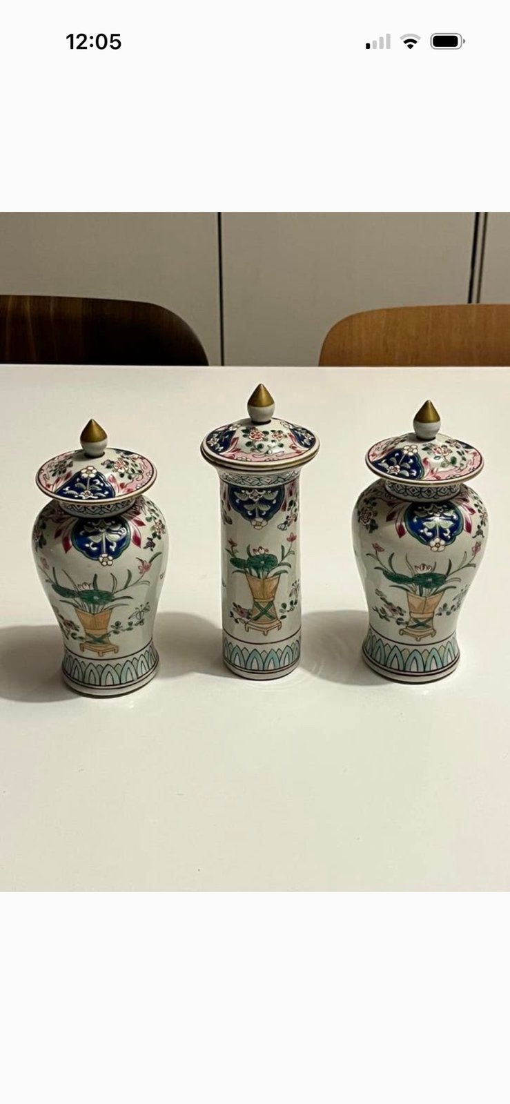A Chinese Famille Rose  porcelain garniture, Qianlong period, Antiek en Kunst, Ophalen of Verzenden