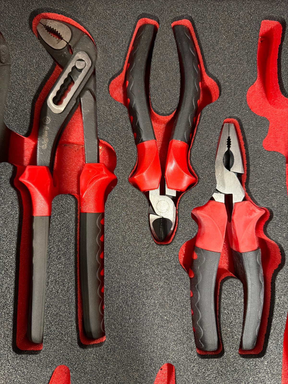 Gereedschapset in foam met nieuwe tangen, Ophalen of Verzenden, Nieuw, Gereedschapsset, Overige merken