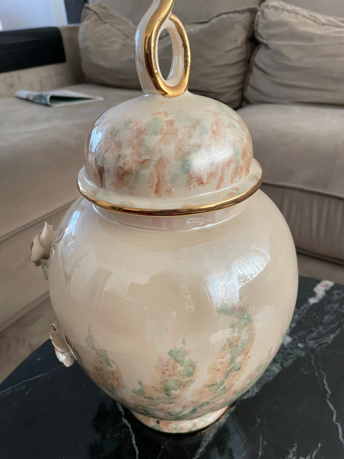 Decoratieve vaas met rozenmotief en gouden accenten, Ophalen