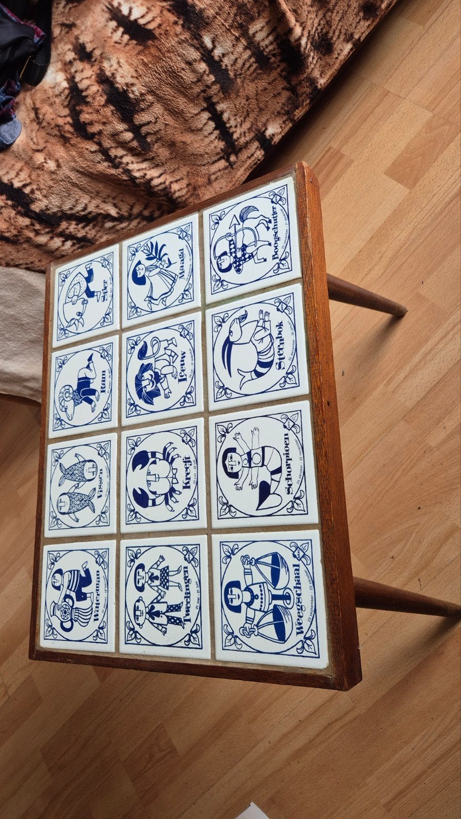 Vintage salontafel met tegels - Sterrenbeelden, Huis en Inrichting, Tafels | Salontafels, Ophalen, Minder dan 50 cm, Gebruikt