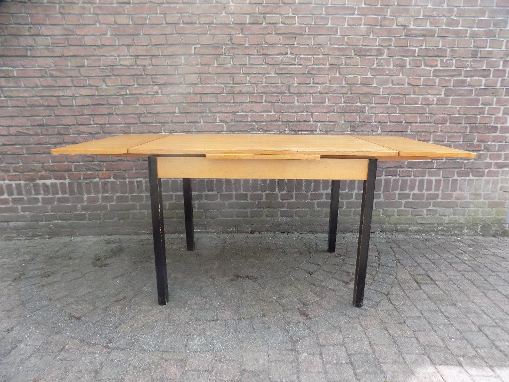 Eettafel tafel jaren 50 60 vintage beuken kleur zwarte poten, Ophalen, Gebruikt, 200 cm of meer, 50 tot 100 cm