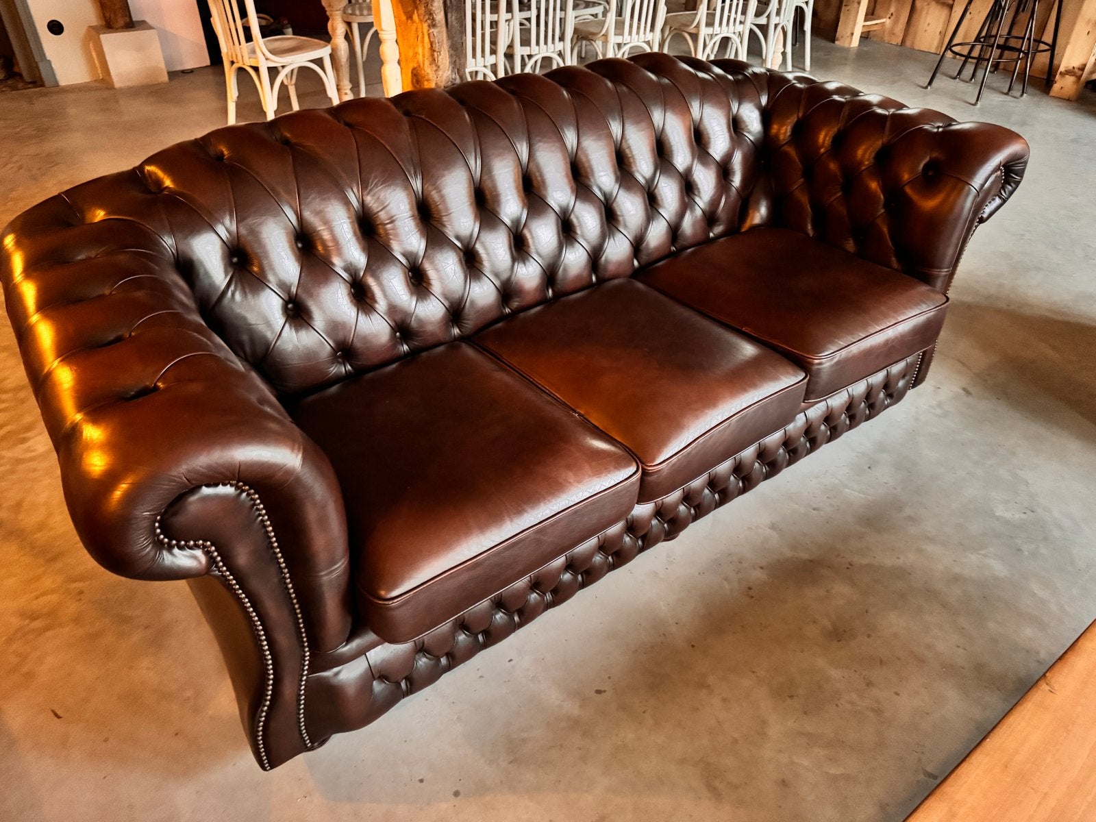 Prachtige bruin leren Chesterfield 3 a 4 zits bank, Huis en Inrichting, Banken | Bankstellen, Ophalen, Gebruikt, Driepersoons