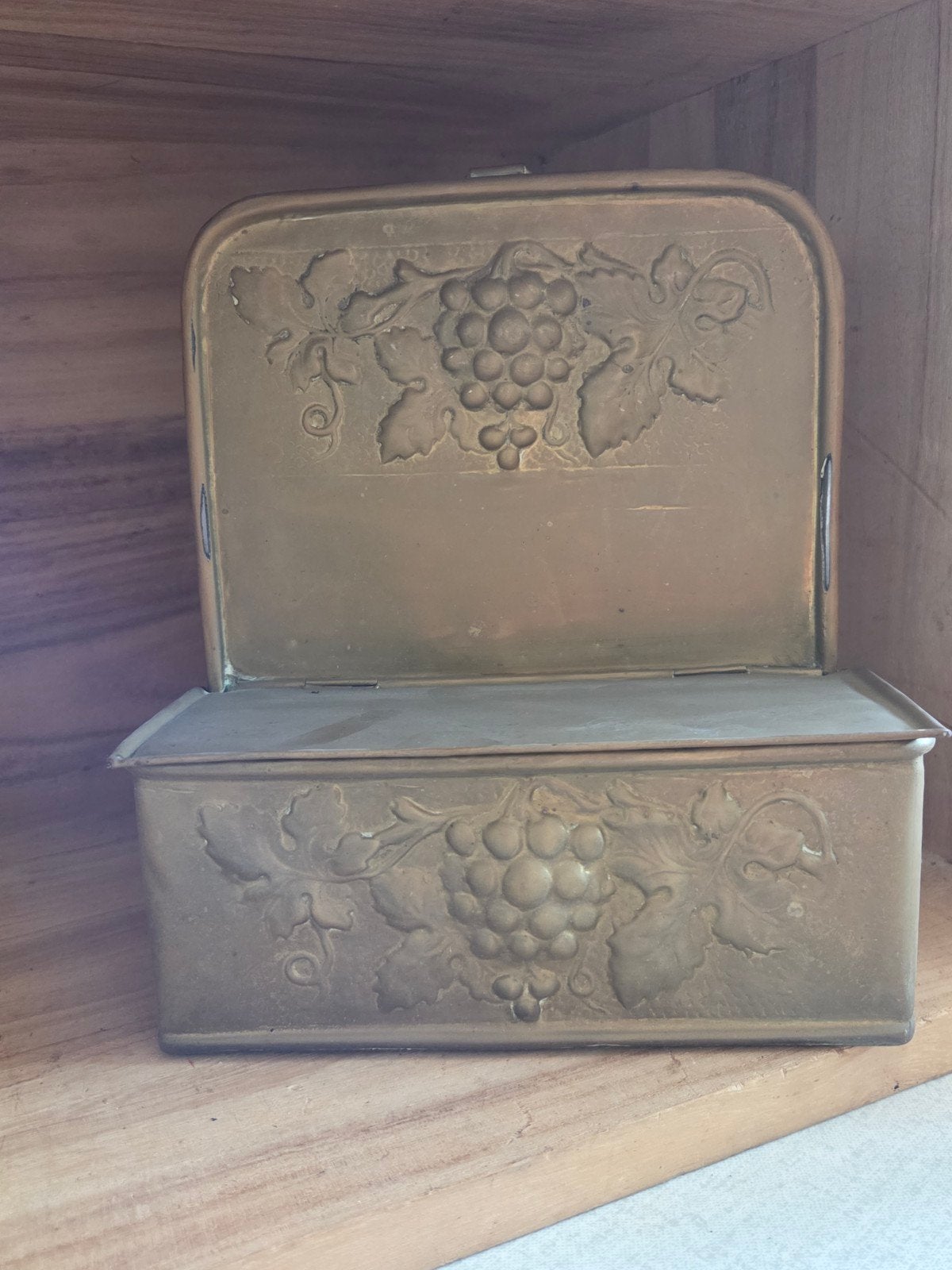 Antieke koperen doos met druivenreliëf, Antiek en Kunst, Antiek | Koper en Brons, Koper, Ophalen of Verzenden