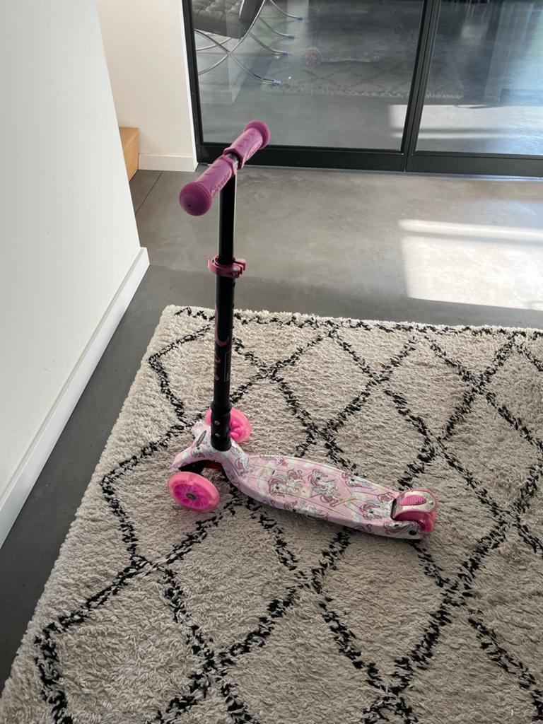 Roze kinderstep met eenhoorn design, Ophalen of Verzenden, Zo goed als nieuw, Gewone step
