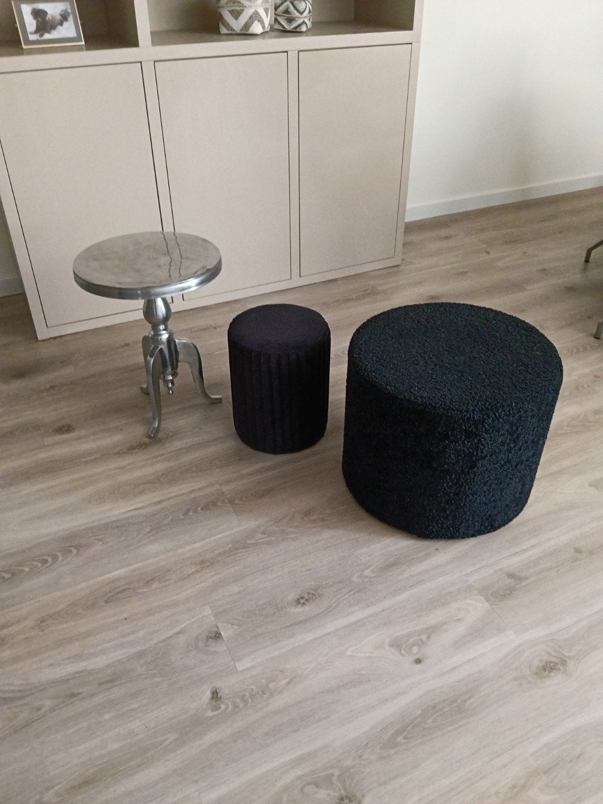 Stijlvolle Bijzettafel en Poef Set - Zwart en Zilver, Minder dan 55 cm, Metaal of Aluminium, Rond, Ophalen of Verzenden
