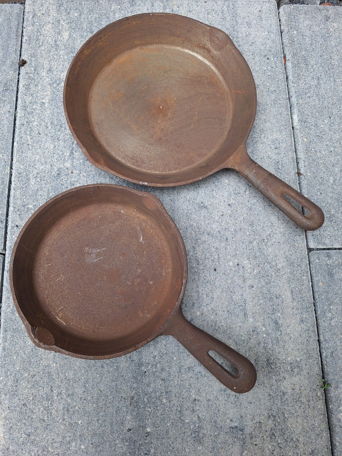 2 vintage gietijzeren koekenpannen / skillets – verschillend, Ophalen of Verzenden