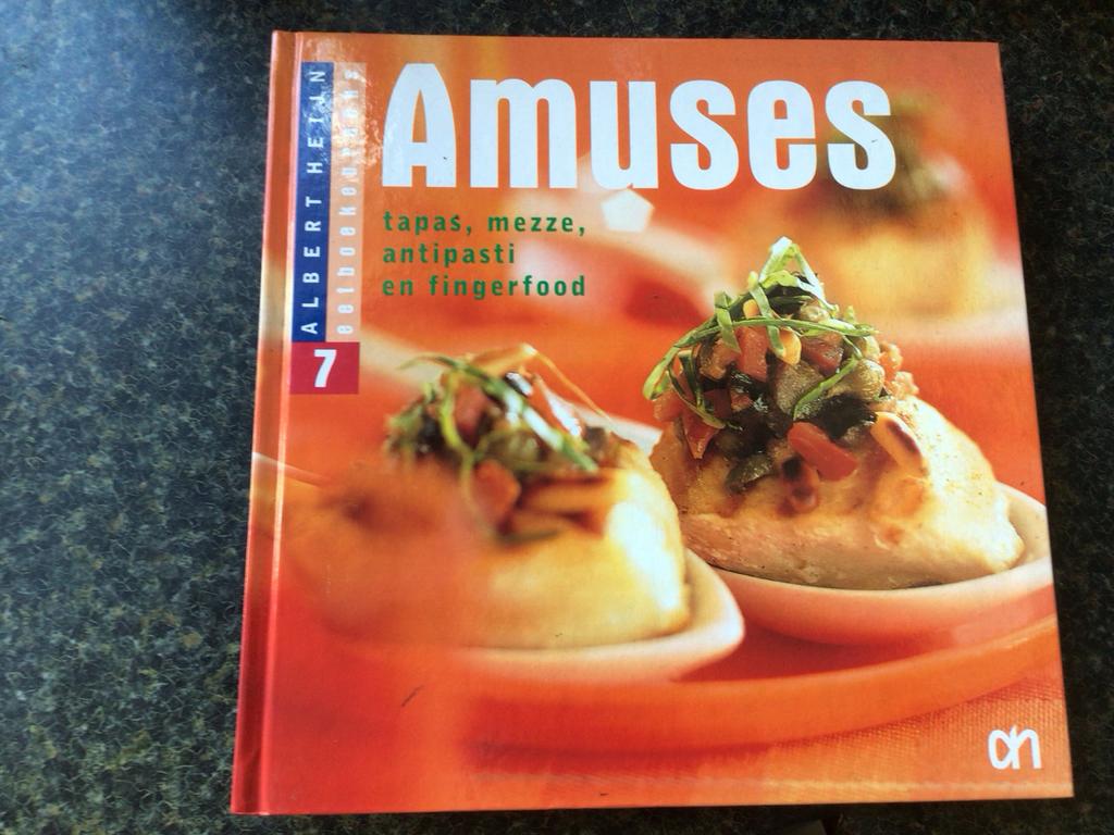 Kookboek AH: Amuses tapas, mezze, antipasti en fingerfood, Ophalen of Verzenden, Zo goed als nieuw, Europa, Tapas, Hapjes en Dim Sum