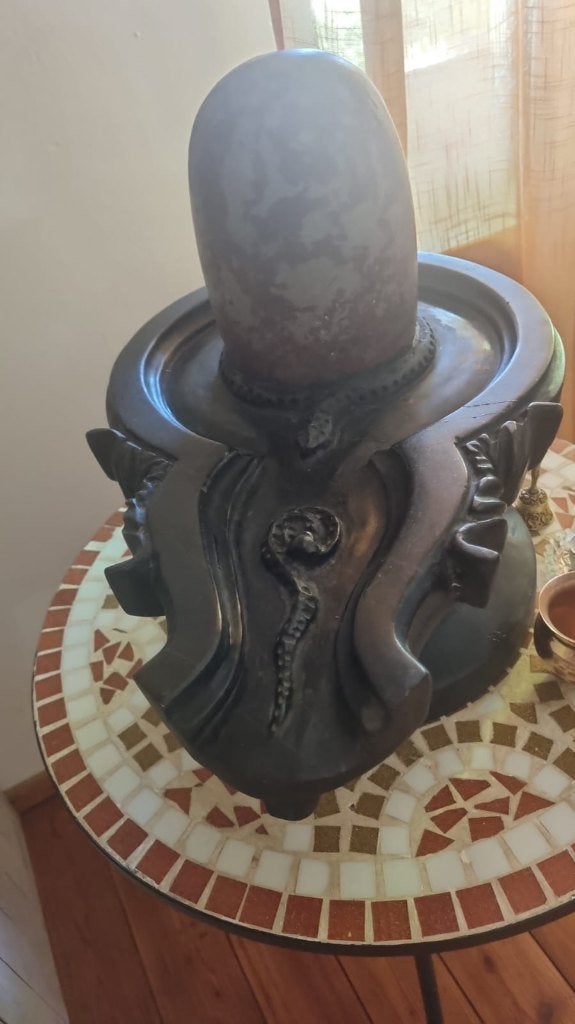 Shiva Lingam met Yoni Basis - Handgemaakt van Narmadasteen, Ophalen