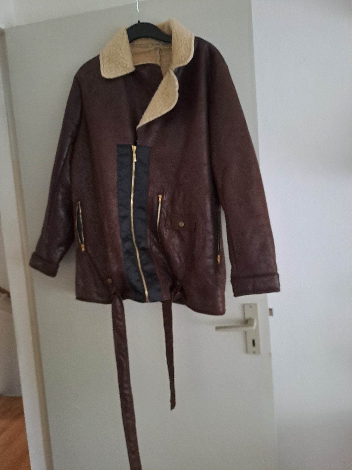 Mooi gevoerde kunstleren jas, Ophalen of Verzenden, Zo goed als nieuw, Maat 46/48 (XL) of groter, Zwart