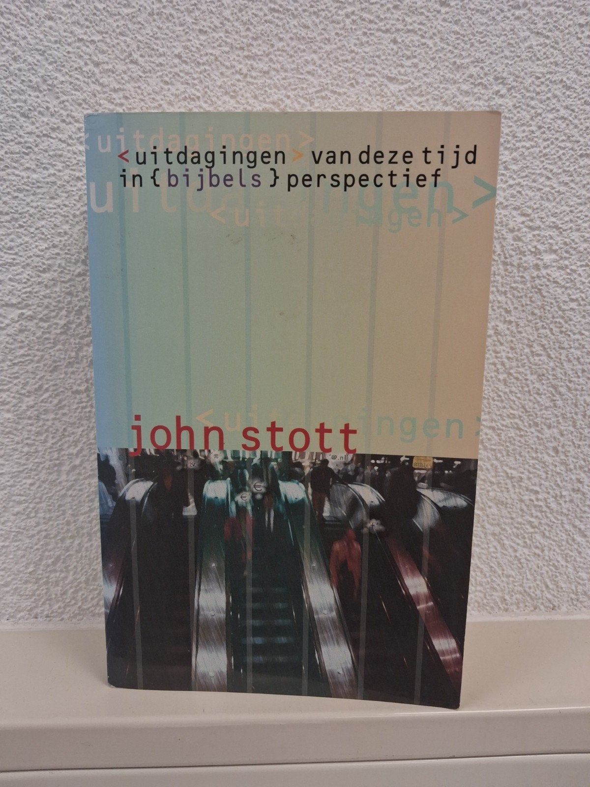 John Stott -Uitdagingen van deze tijd in bijbels perspectief, Ophalen of Verzenden, Zo goed als nieuw, John Stott