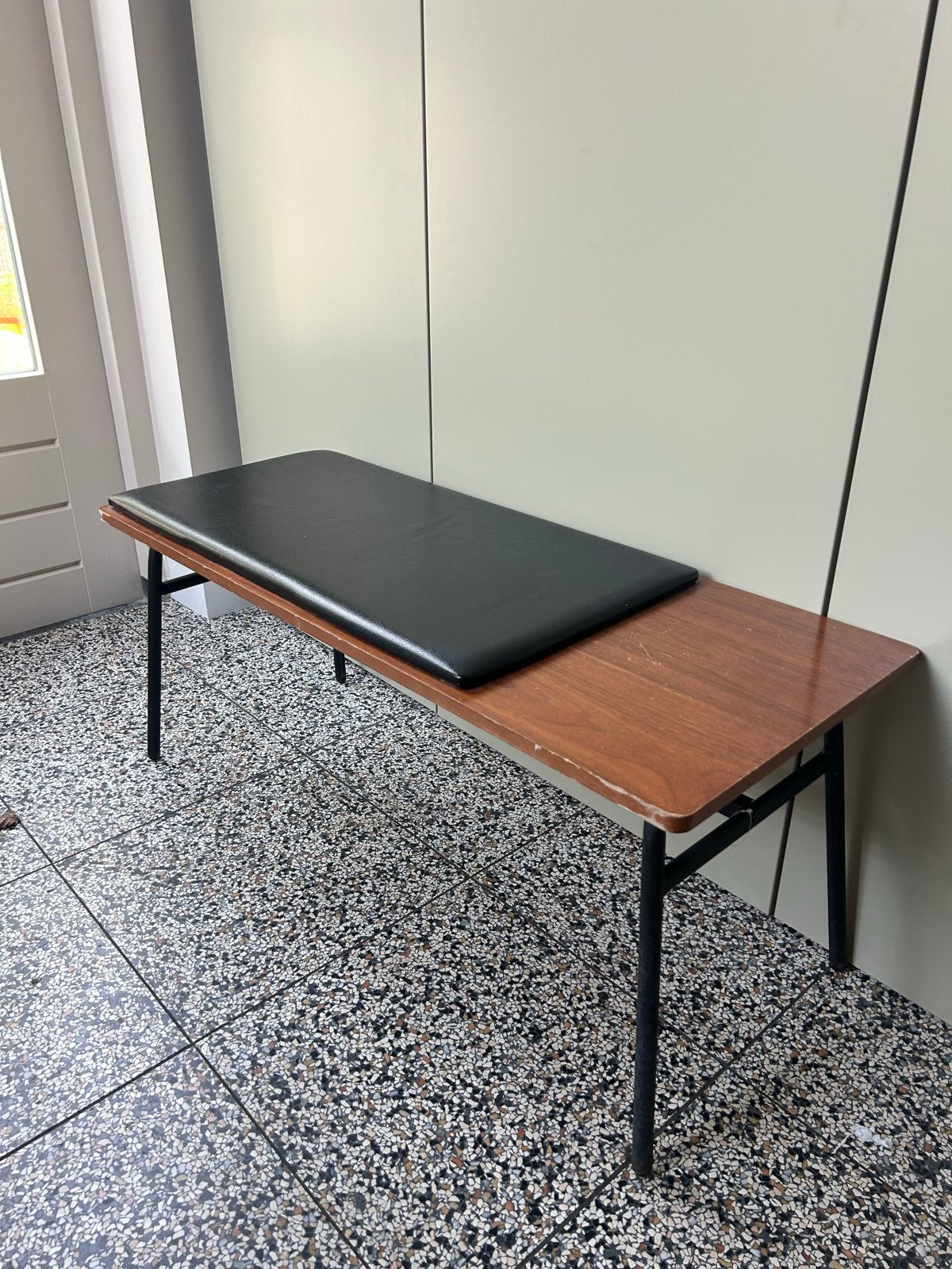 Kave home - Carabel-bankje – Walnootfineer & zwart kunstleer, Ophalen, Gebruikt, Zwart, Eén