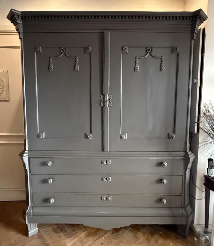 Groot antiek kabinet, vintage kast, oude servieskast VdlM, Ophalen, Brocante kabinetkast, donkertaupe taupe, legkast met lades