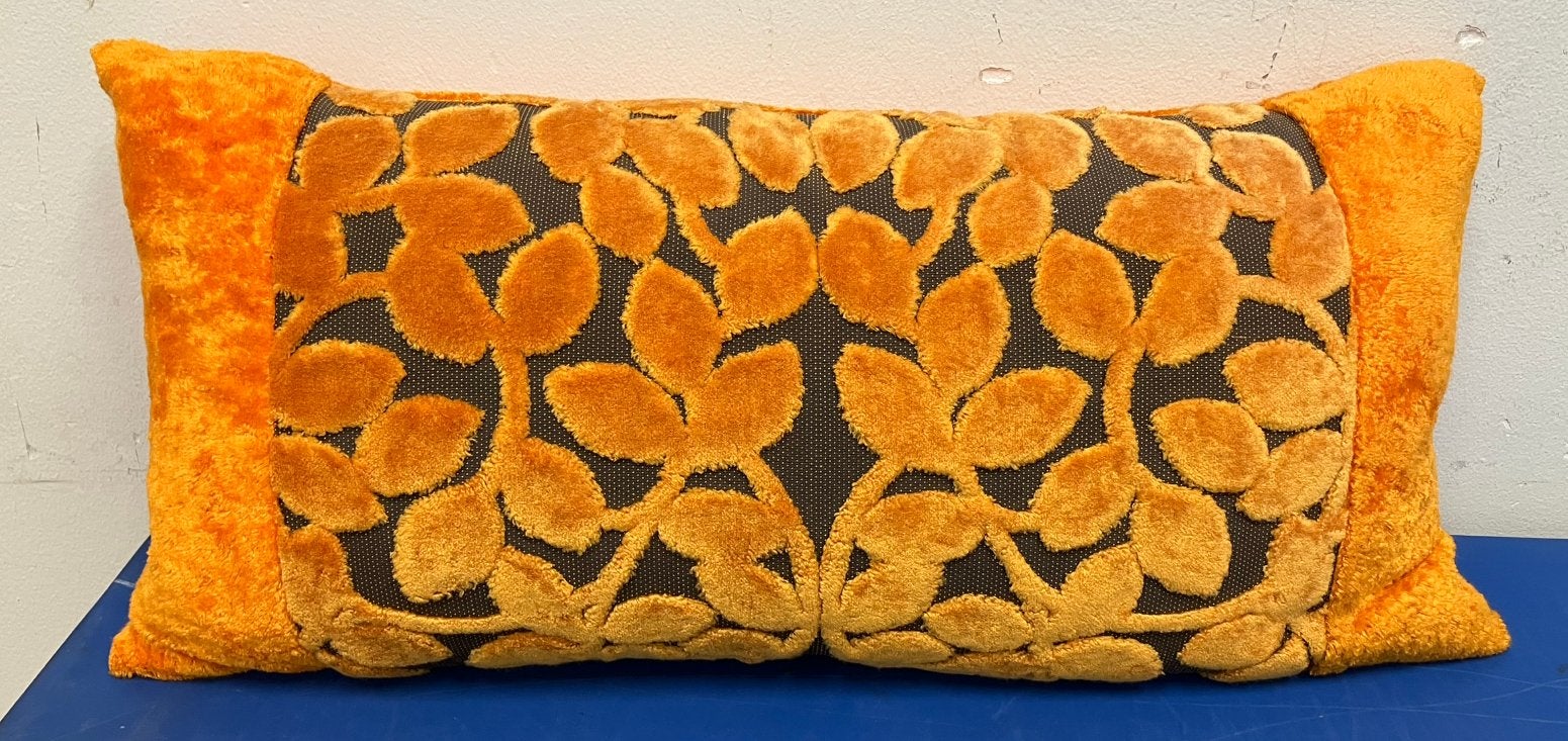 Uniek kussen gemaakt van stalenboeken, Huis en Inrichting, Woonaccessoires | Kussens, Ophalen of Verzenden, Nieuw, Oranje, Rechthoekig