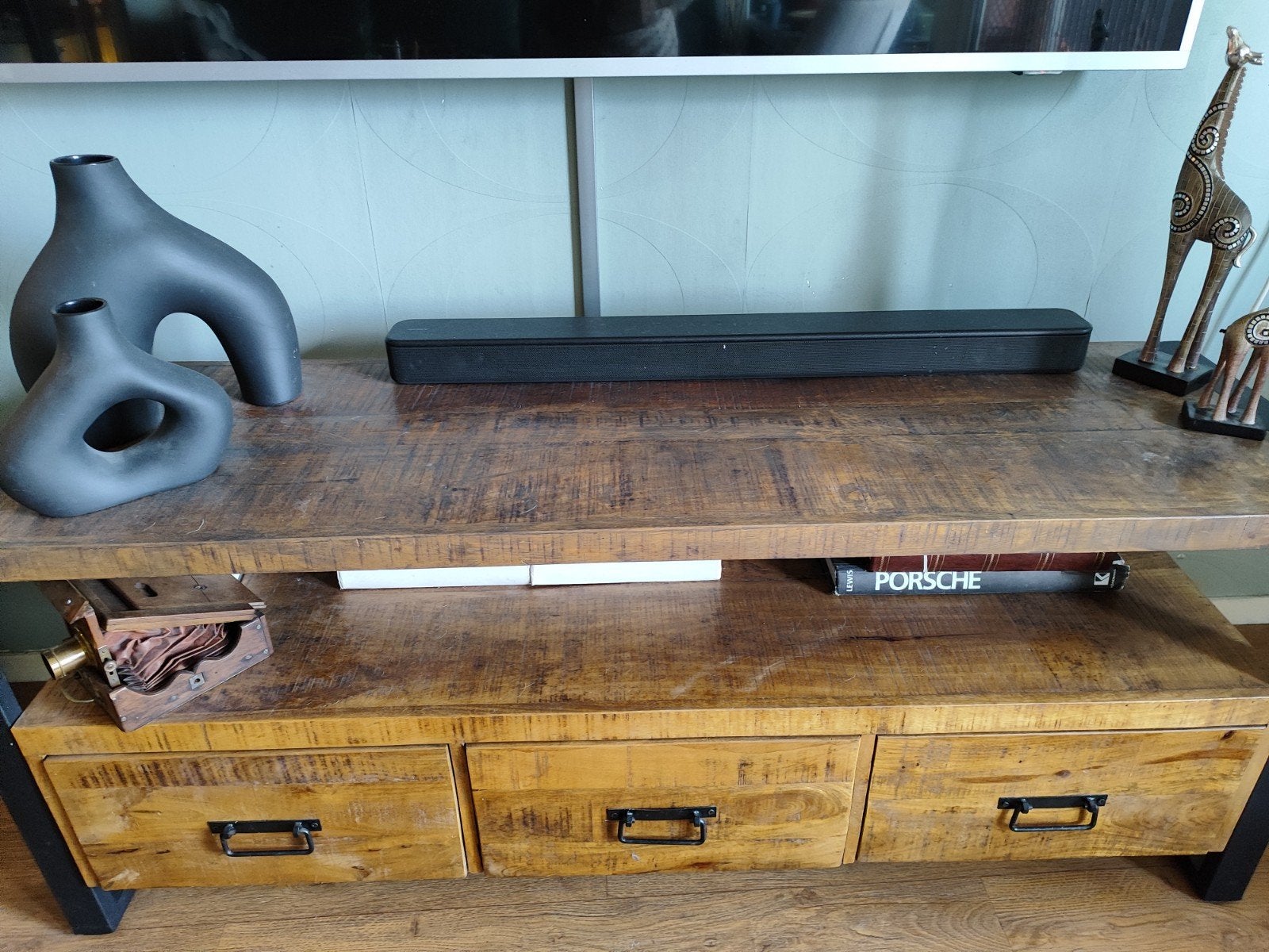 Dessoir van mangohout., Met plank(en), 100 tot 150 cm, Zo goed als nieuw, Industrieel, Robuust