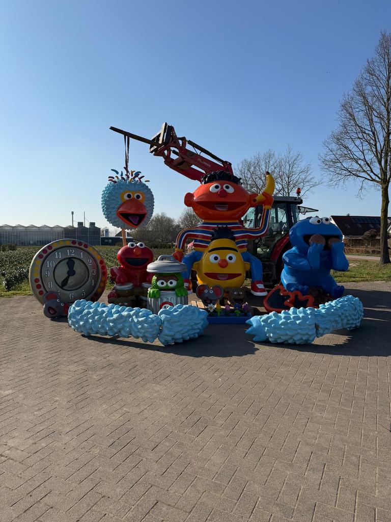Poppen Sesamstraat Carnavalswagen, Hobby en Vrije tijd, Ophalen, Zo goed als nieuw, Overige typen, Carnaval