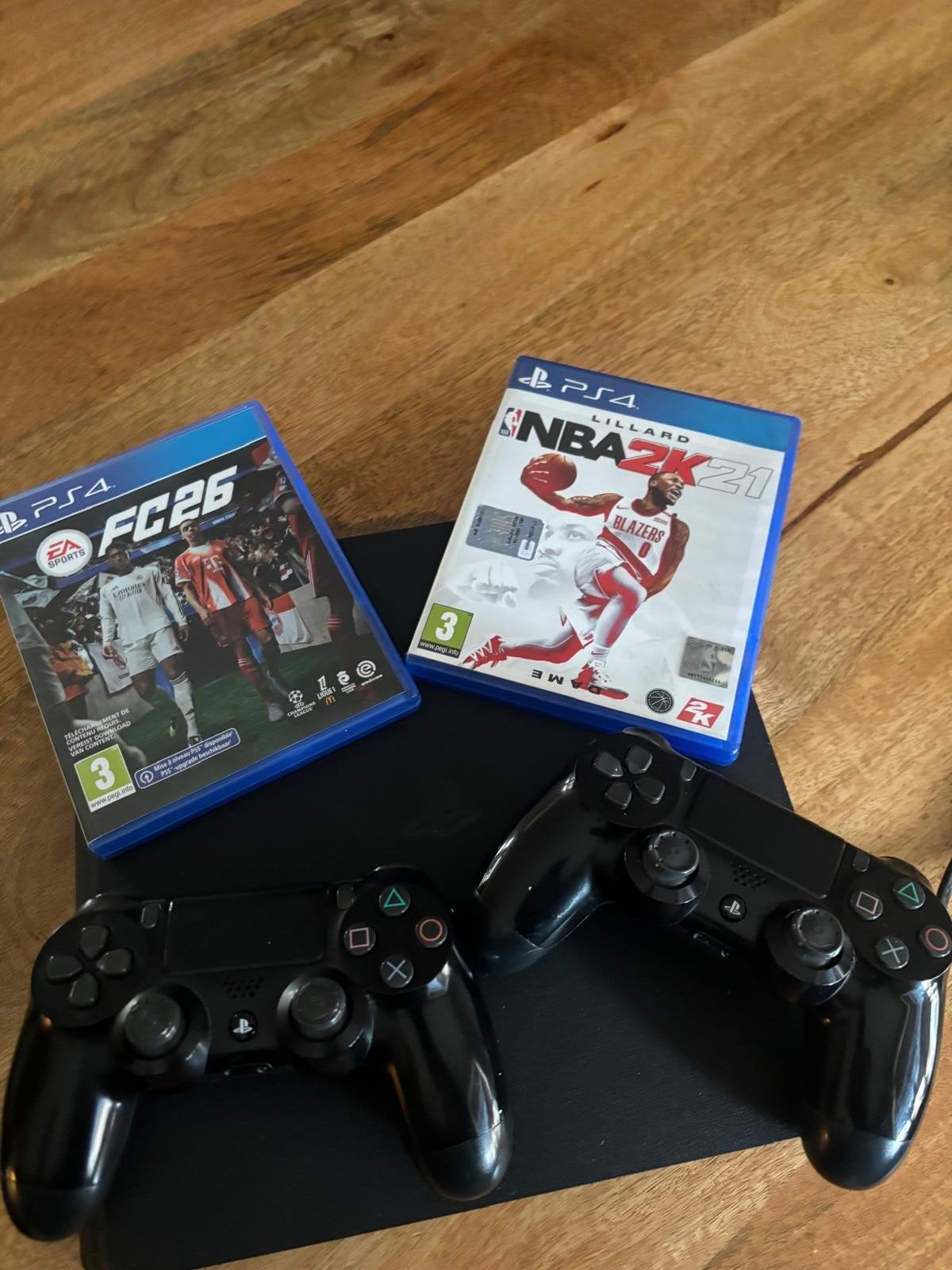 Playstation 4 + 2 spellen.