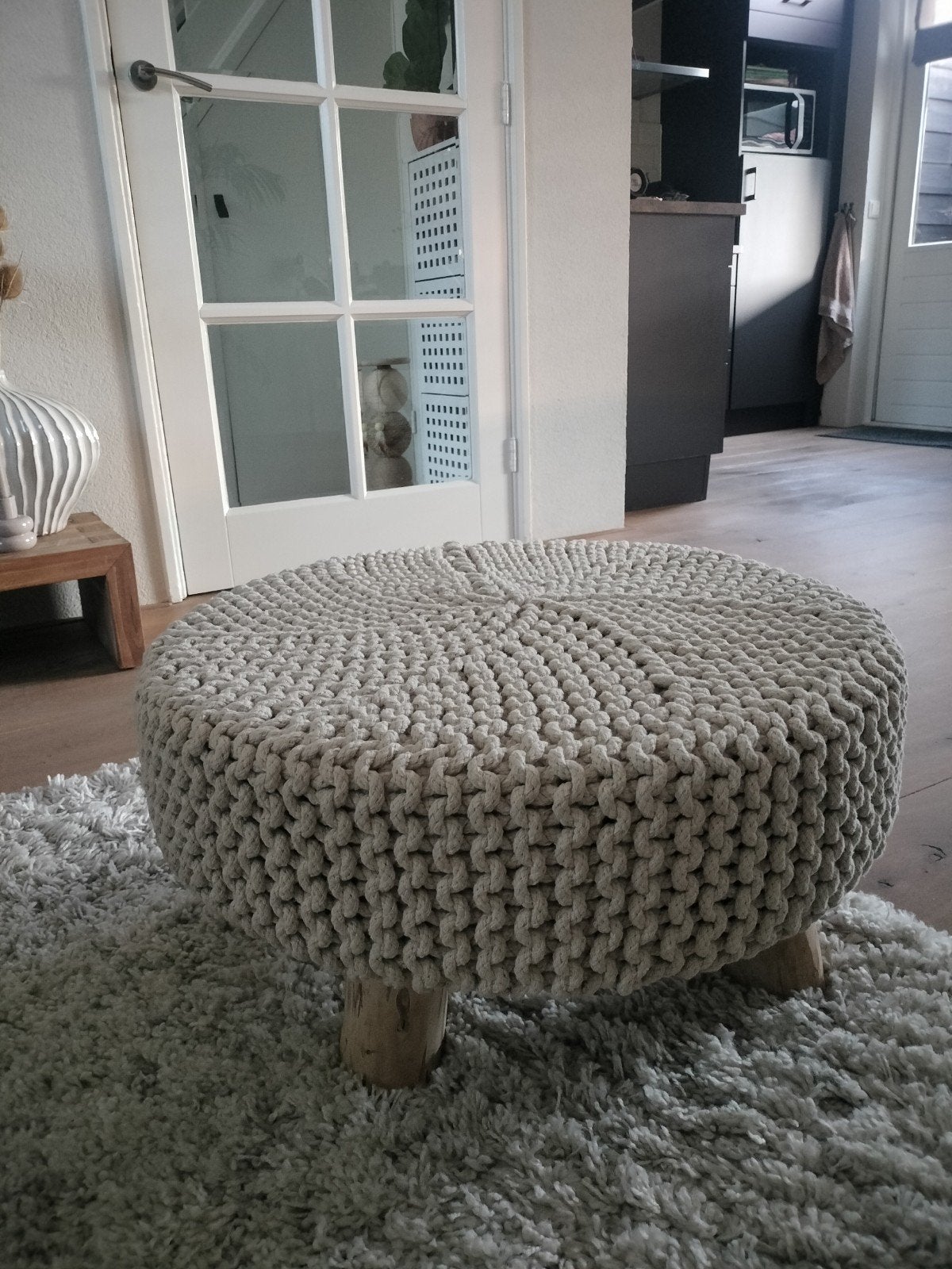 Handgemaakte poef van grof gebreid touw, Ophalen, Modern, Scandinavisch, Zo goed als nieuw, Overige materialen