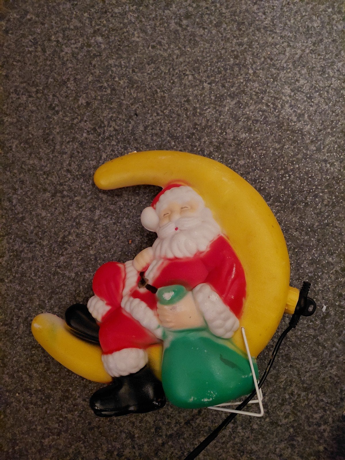 verlichte kerstman op maan, Ophalen