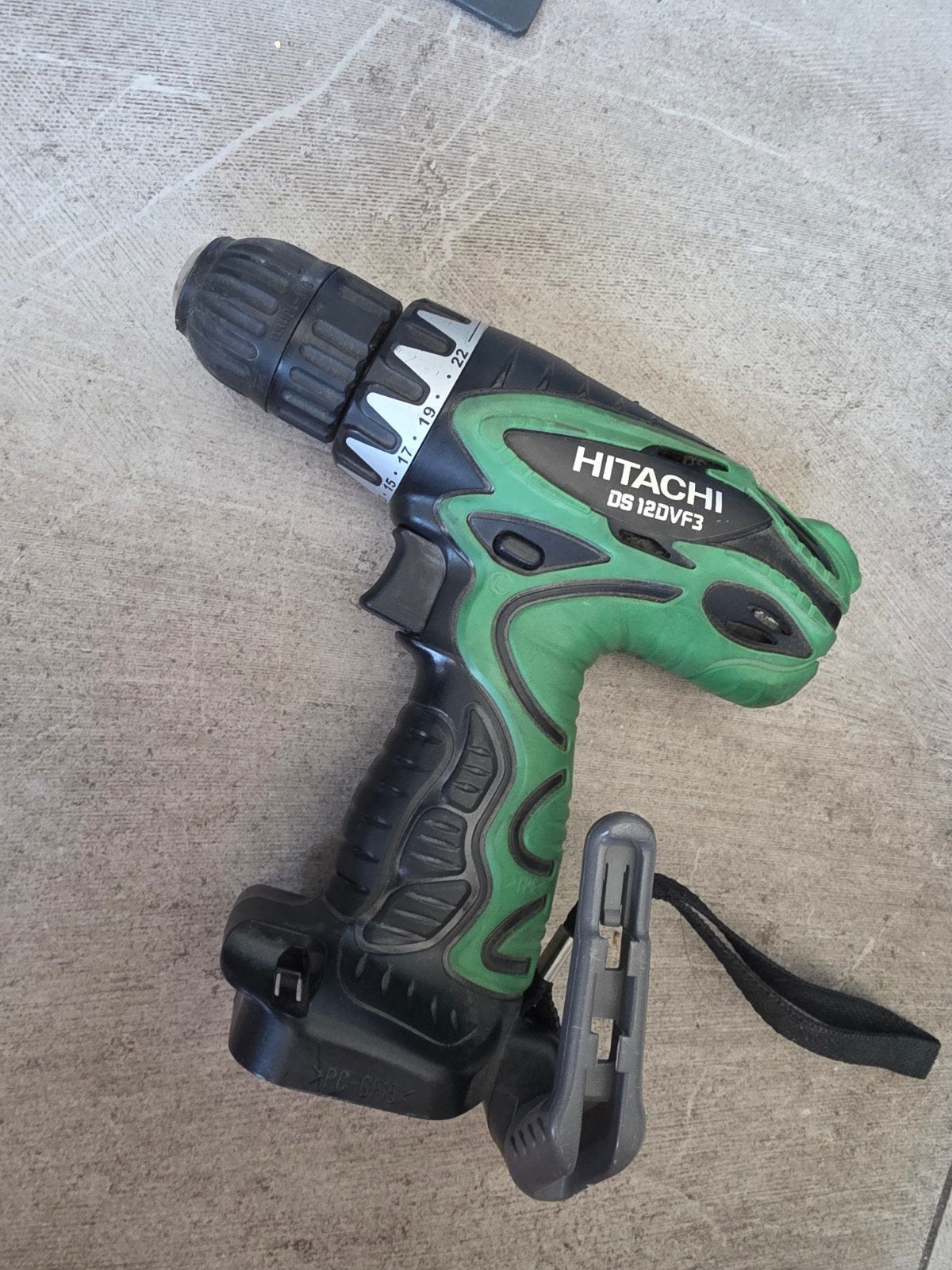 Hitachi DS 12DVF3 Boor- en Schroefmachine (alleen body), Doe-het-zelf en Verbouw, Gereedschap | Boormachines, Gebruikt, Variabele snelheid