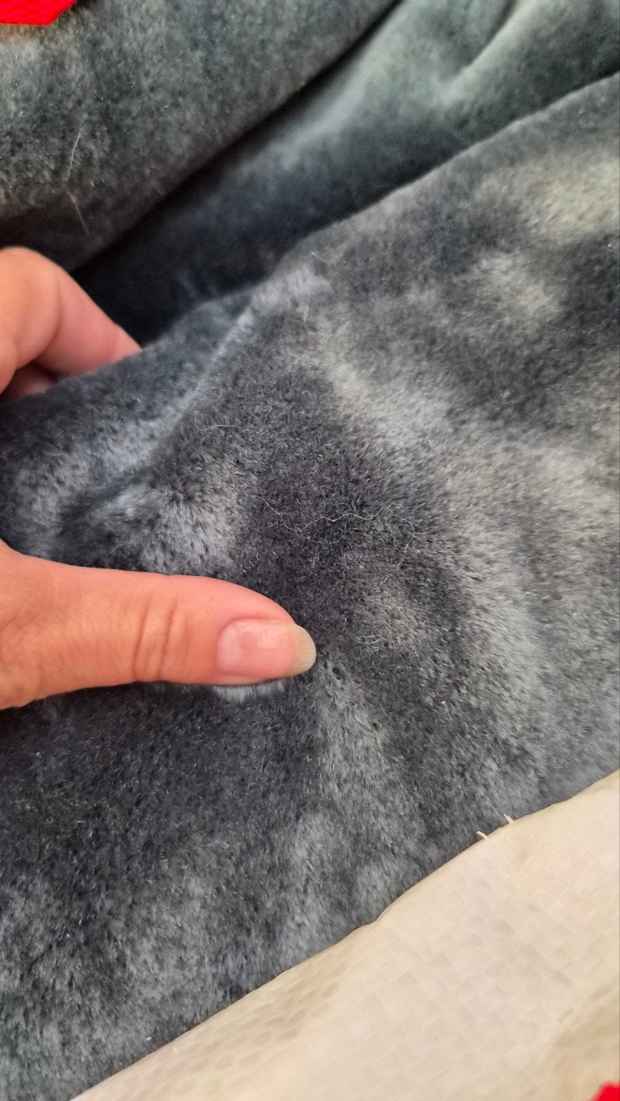 Twee grote couponnen Teddy Mohair van Pierre Frey, Hobby en Vrije tijd, Stoffen en Lappen, Overige materialen, 120 cm of meer