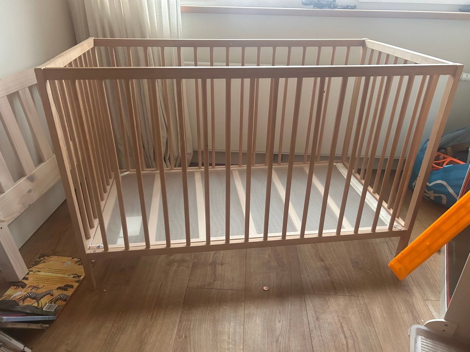 Houten ledikantje voor baby of peuter ikea sniflar, Kinderen en Baby's, Ophalen, Gebruikt, Ledikant