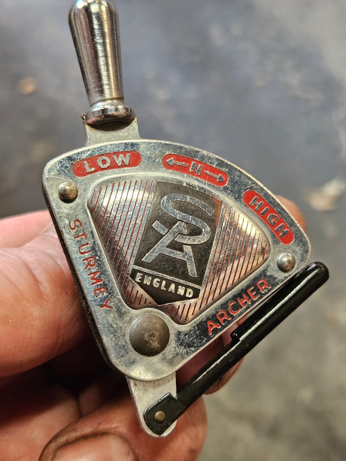 Sturmey Archer buisversteller, Ophalen