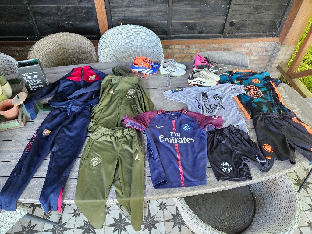 Voetbalschoenen 31 - 33, voetbalshirts & trainingspakken 122, Maat XS of kleiner, Ophalen of Verzenden, Gebruikt, Overige typen