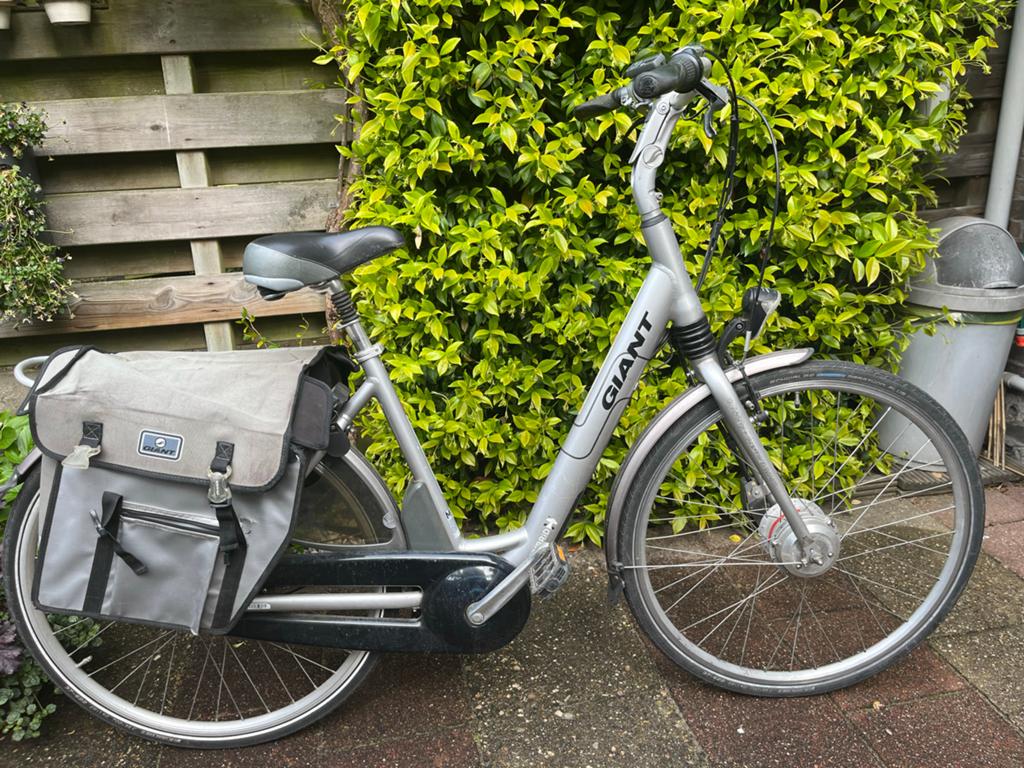 Giant Hybrid E-bike met fietstassen, Fietsen en Brommers, Ophalen of Verzenden, Gebruikt, Giant