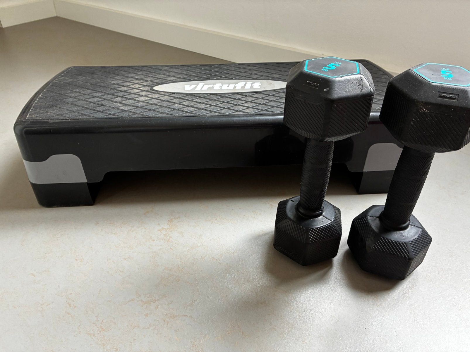 Virtufit fitness step en dumbbells 5kg, Ophalen, Zo goed als nieuw, Dumbbell