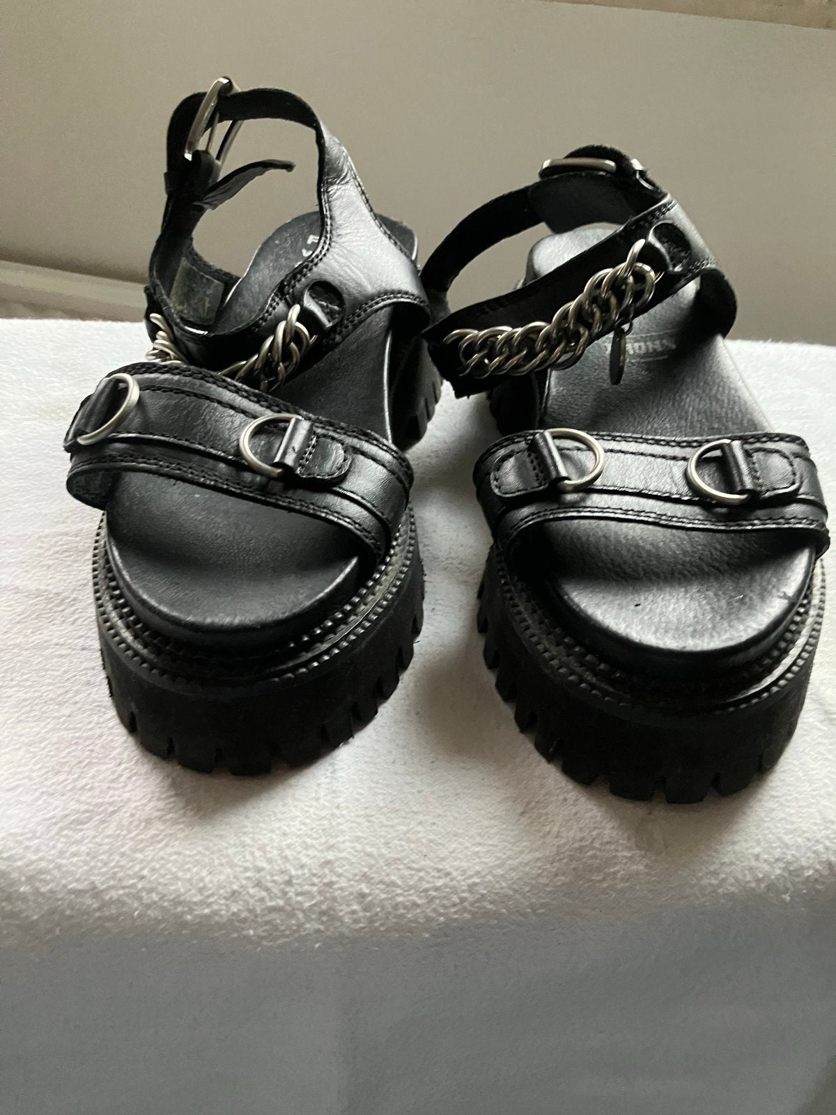 Bronx zwarte sandalen met ketting en plateauzool, Zwart, Zo goed als nieuw, Sandalen of Muiltjes, Ophalen of Verzenden