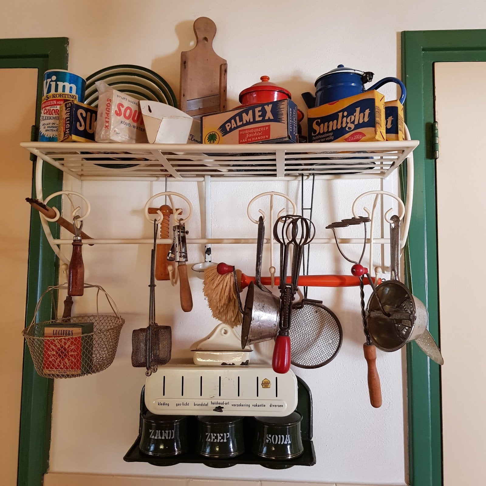 Wandrek met echte antieke keukenspullen., Antiek en Kunst, Ophalen