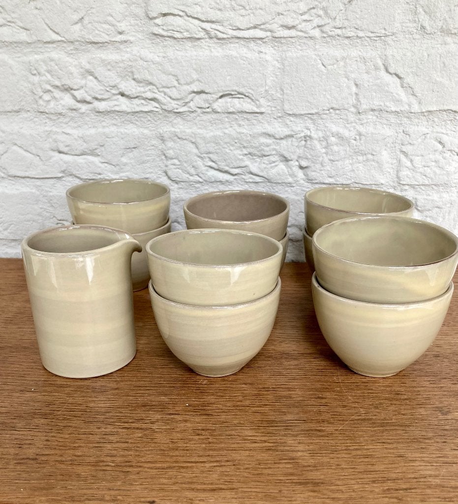 Volendams aardewerk: 9 kopjes + 1 melkkannetje. Beige., Huis en Inrichting, Keuken | Servies, Zo goed als nieuw, Kop(pen) en/of Schotel(s)