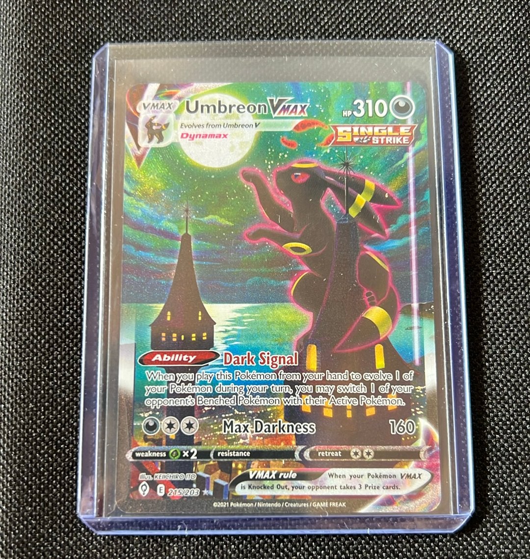 Umbreon Vmax 215/203, Hobby en Vrije tijd, Verzamelkaartspellen | Pokémon, Ophalen of Verzenden, Zo goed als nieuw