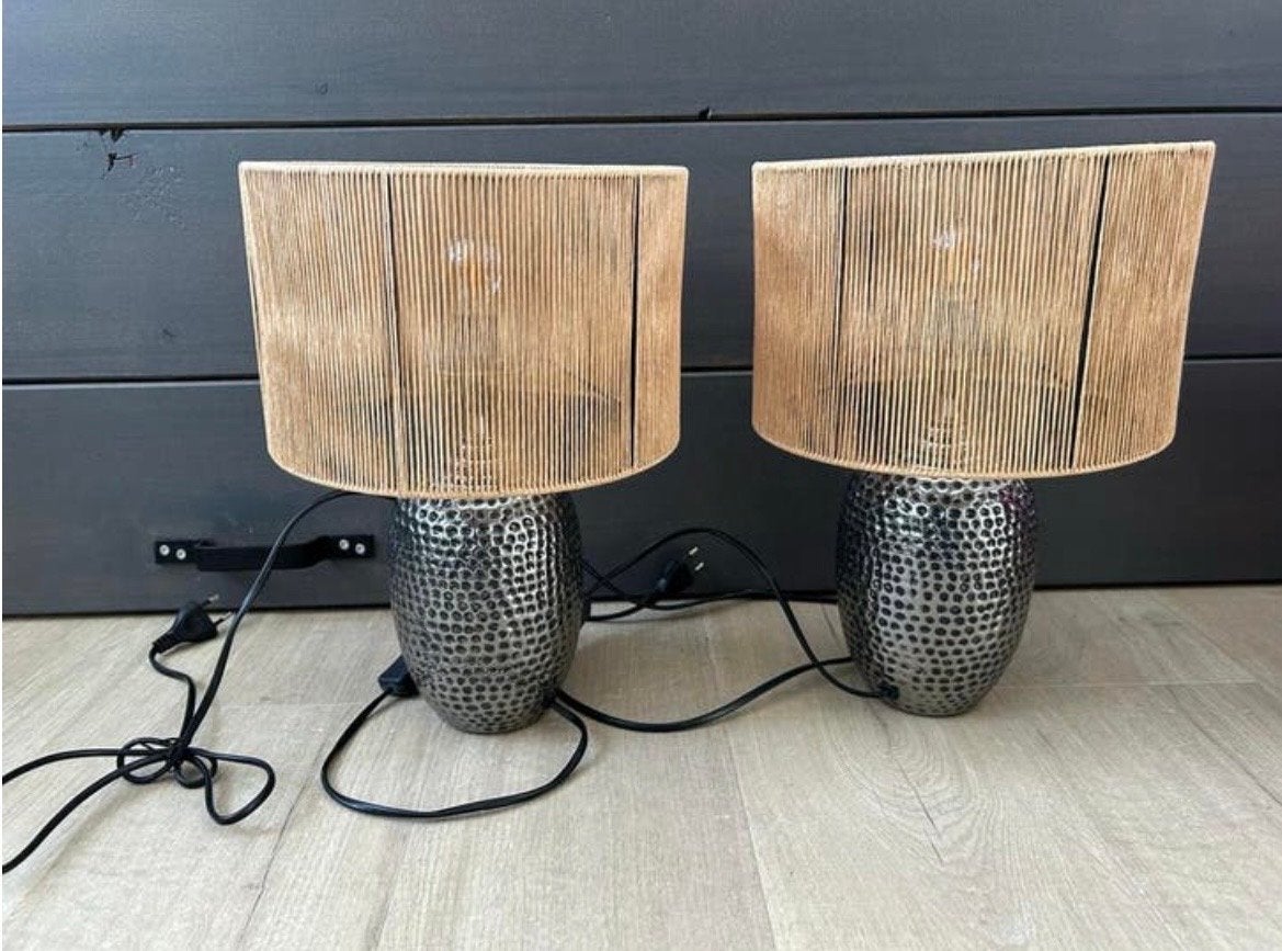 Set van 2 nieuwe tafellampen met metalen voet en touwkap, Huis en Inrichting, Lampen | Tafellampen, Zo goed als nieuw, Metaal