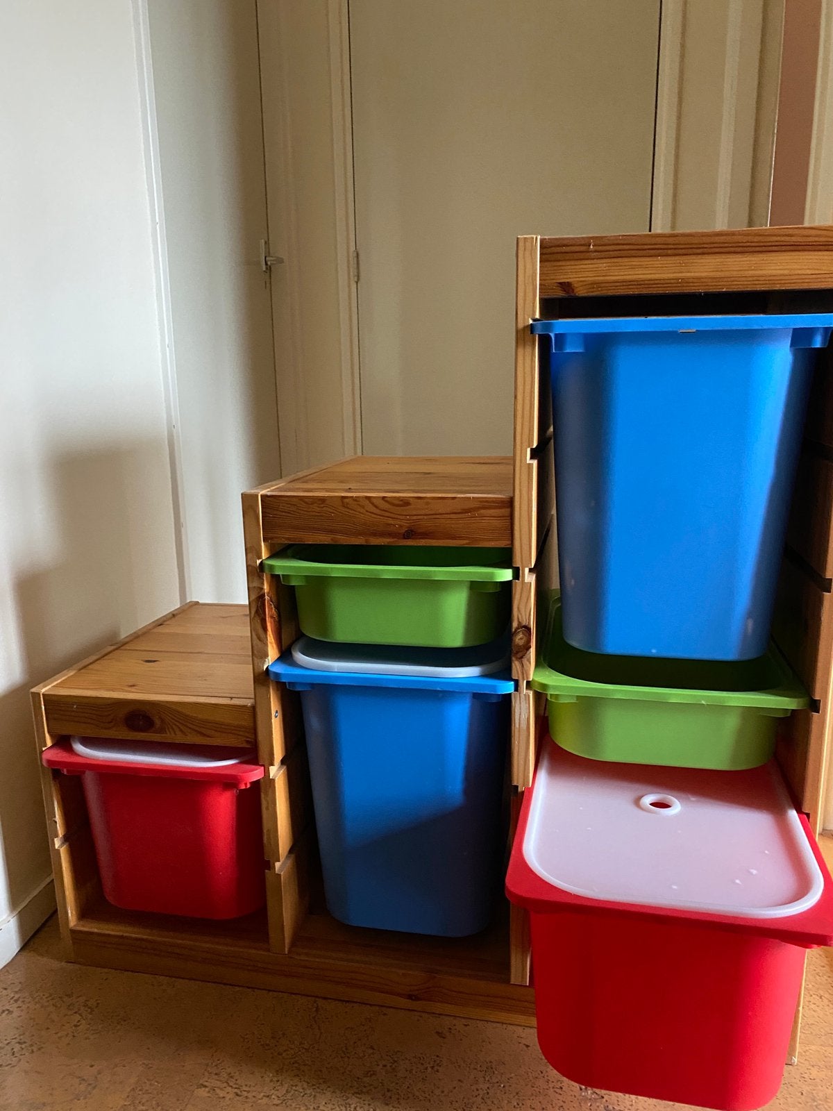 Mooie kast voor kinderkamer met gekleurde bakken, Kinderen en Baby's, Ophalen, Kast, 50 tot 70 cm, 105 cm of meer