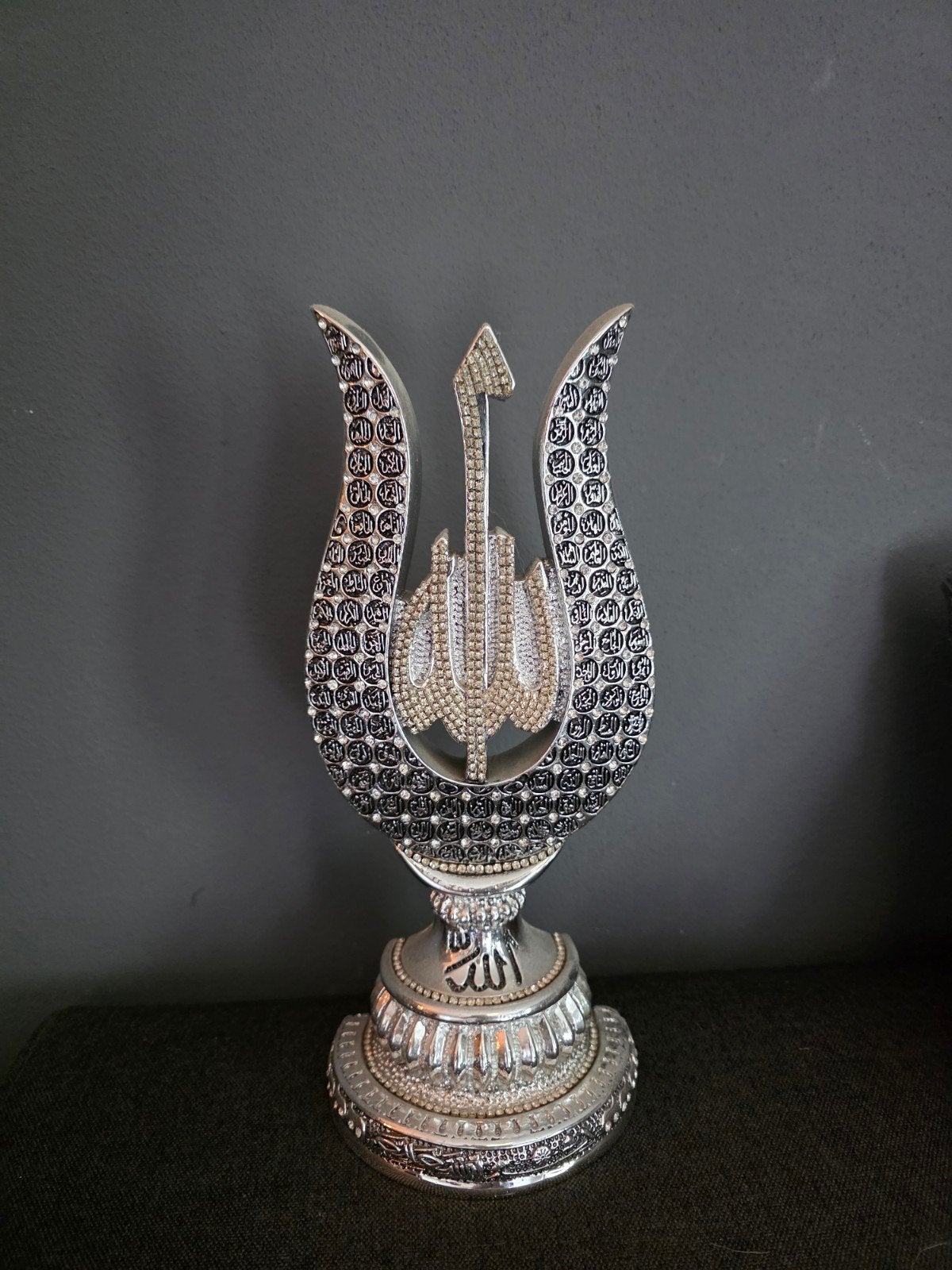 99 namen van allah. Decoratieve zilverkleurige drietand stan, Antiek en Kunst, Ophalen