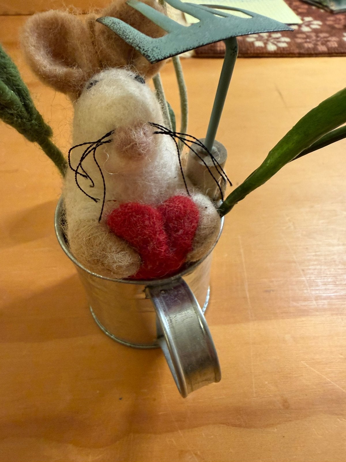 Muis van vilt in gieter. Met bloemen. Blijmaker 1, Ophalen of Verzenden, Zo goed als nieuw