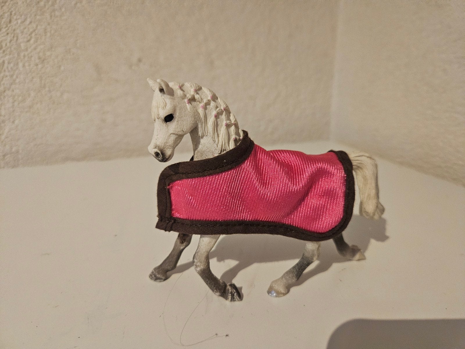 Schleich paard met deken - Wit paardje met roze deken, Ophalen of Verzenden, Gebruikt