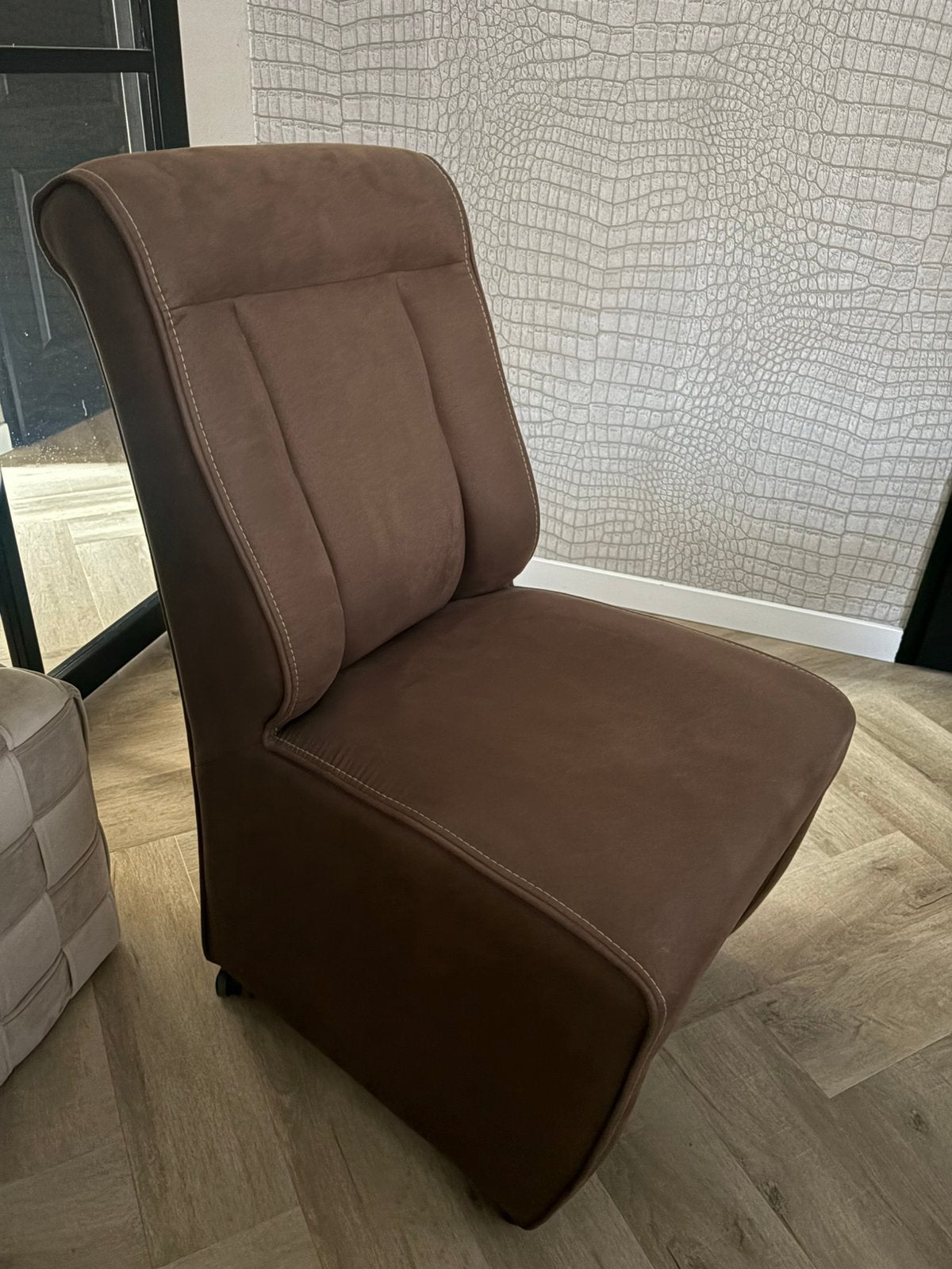 6 hele mooie en echt zgan eetkamerstoelen met wieltjes, Huis en Inrichting, Stoelen, Ophalen, Bruin, Zo goed als nieuw, Zgan stof suede handgreep wieltjes bruin