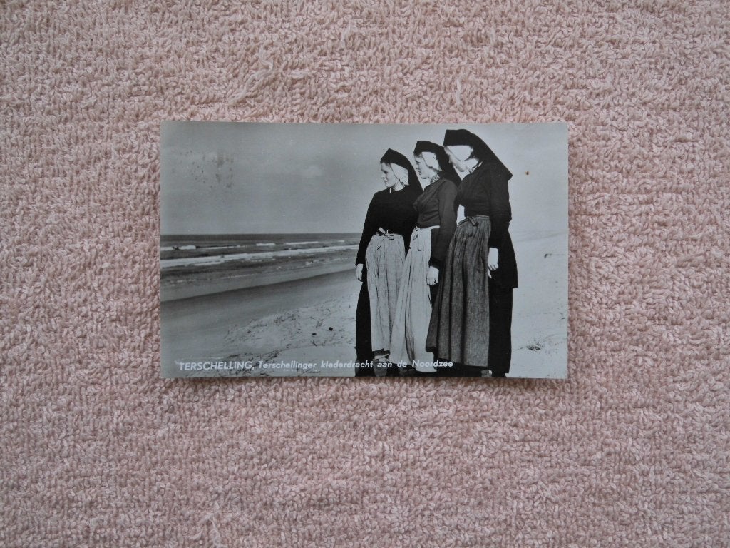 Terschelling , Klederdracht aan de Noordzee., Ophalen of Verzenden, 1940 tot 1960, Gelopen, Waddeneilanden