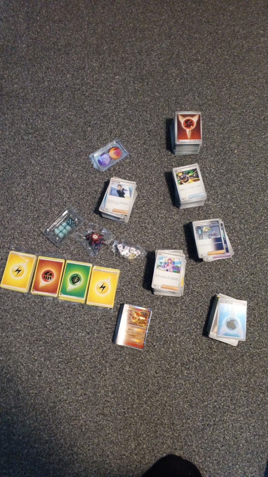 Pokémon kaarten, dobbelstenen en logo's - Zo goed als nieuw, Ophalen of Verzenden, Zo goed als nieuw, Meerdere kaarten