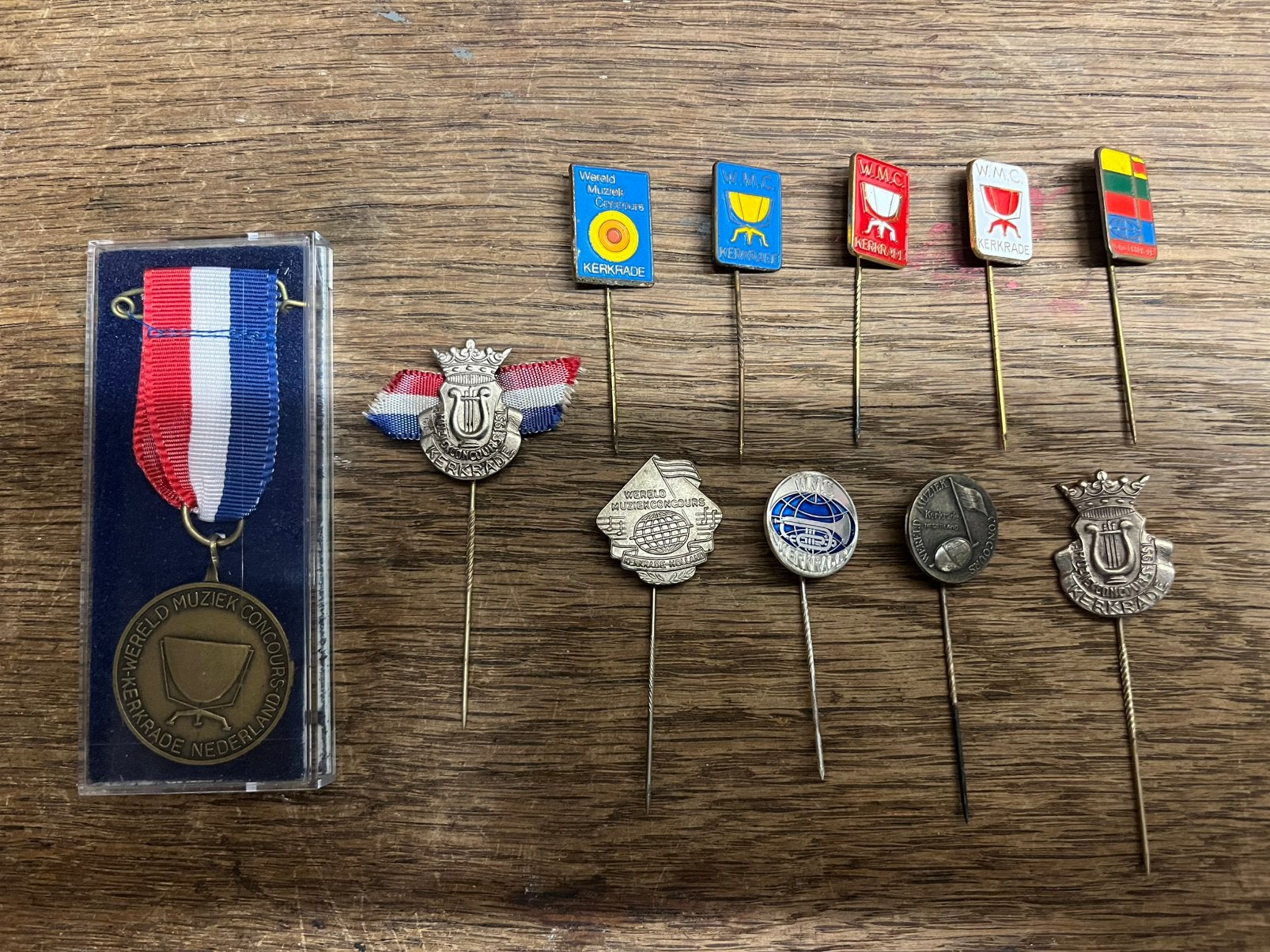 11 speldjes pins Wereld Muziek Concours WMC Kerkrade, Ophalen of Verzenden, Gebruikt, Overige onderwerpen, Speldje of Pin