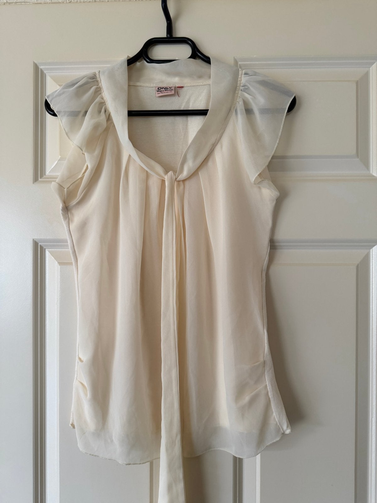 ONLY Crèmekleurige Chiffon Top met Strikdetail M, Ophalen of Verzenden, Zo goed als nieuw, Maat 36 (S), Beige