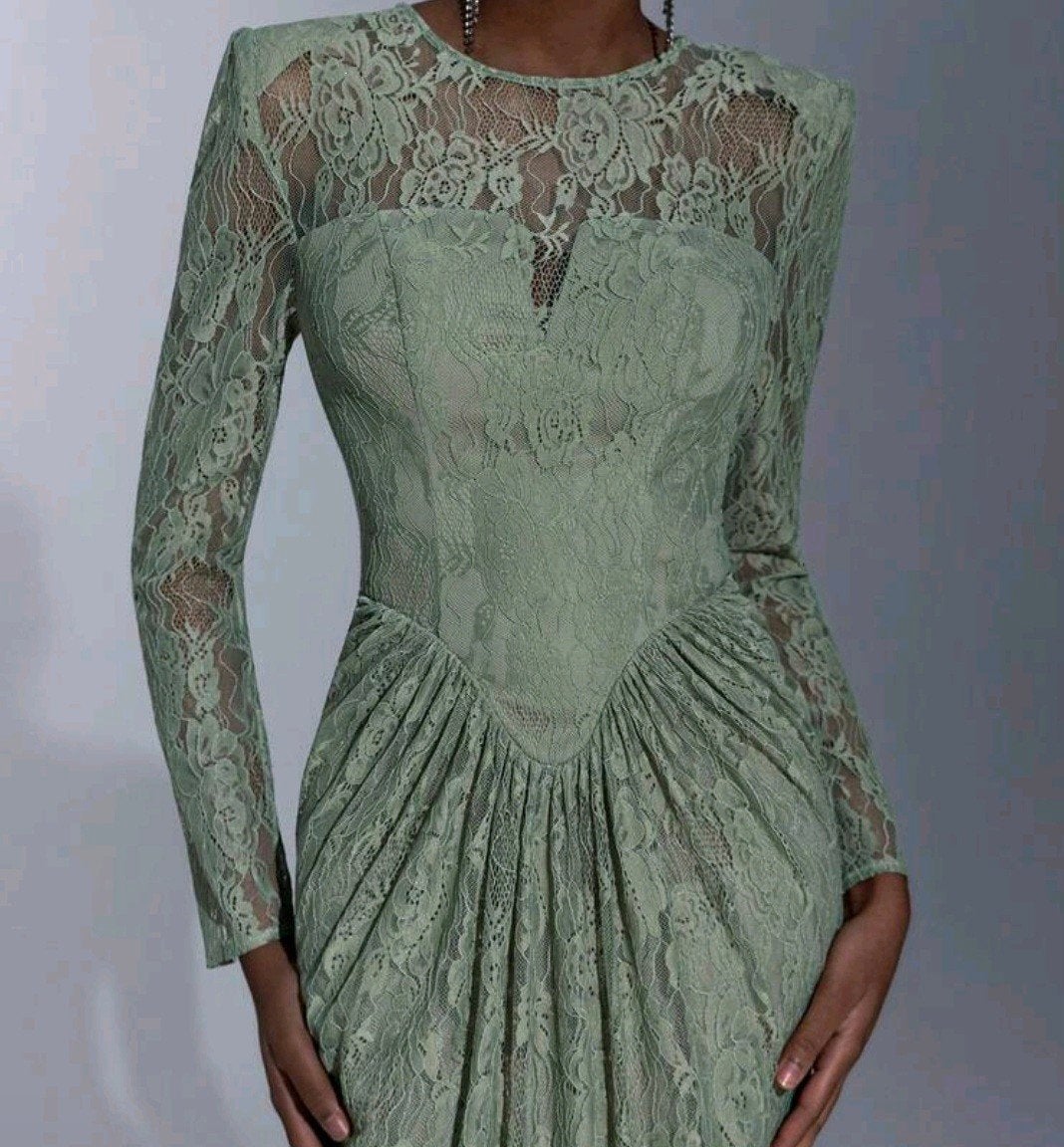 Elegante Kanten Galajurk met Lange Mouwen en Open Rug, Kleding | Dames, Jurken, Ophalen of Verzenden, Zo goed als nieuw, Maat 34 (XS) of kleiner