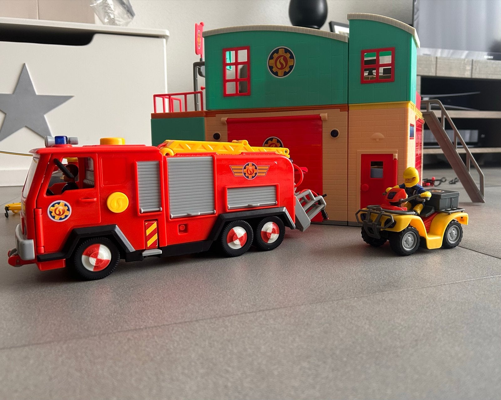 Brandweerman Sam Kazerne met Voertuigen en Figuren, Ophalen, Zo goed als nieuw, Jongen of Meisje